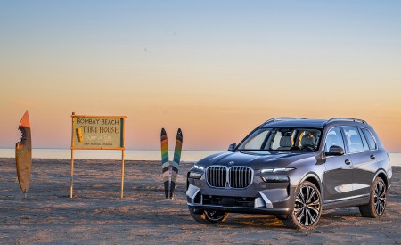 2023 BMW X7 xDrive 40i (Color: Sparkling Copper Grey; US-Spec) Front Three-Quarter Wallpapers 450x275 (159)