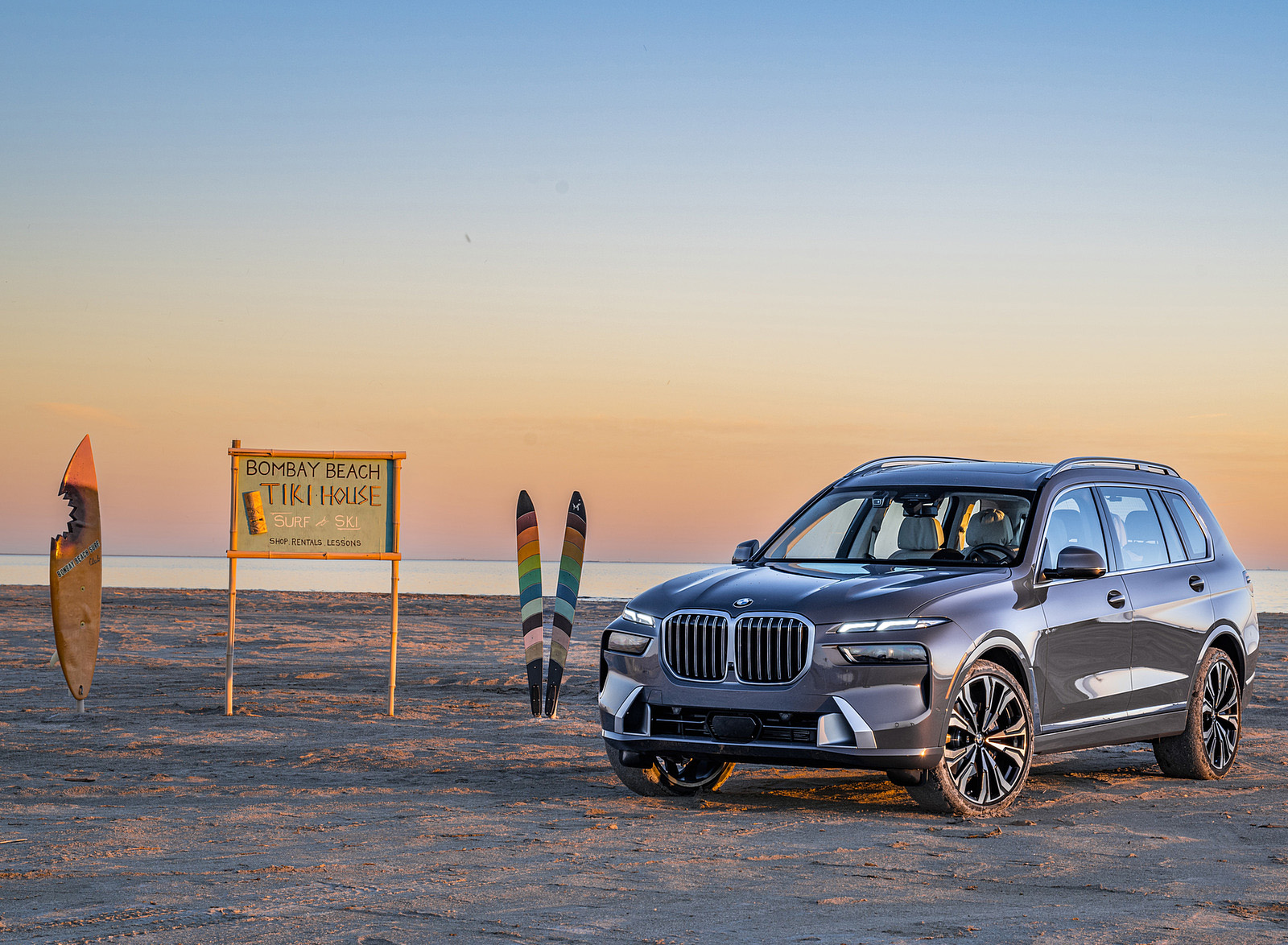 2023 BMW X7 xDrive 40i (Color: Sparkling Copper Grey; US-Spec) Front Three-Quarter Wallpapers #159 of 239