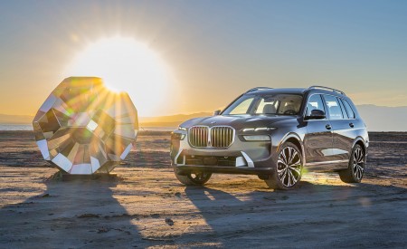 2023 BMW X7 xDrive 40i (Color: Sparkling Copper Grey; US-Spec) Front Three-Quarter Wallpapers 450x275 (160)