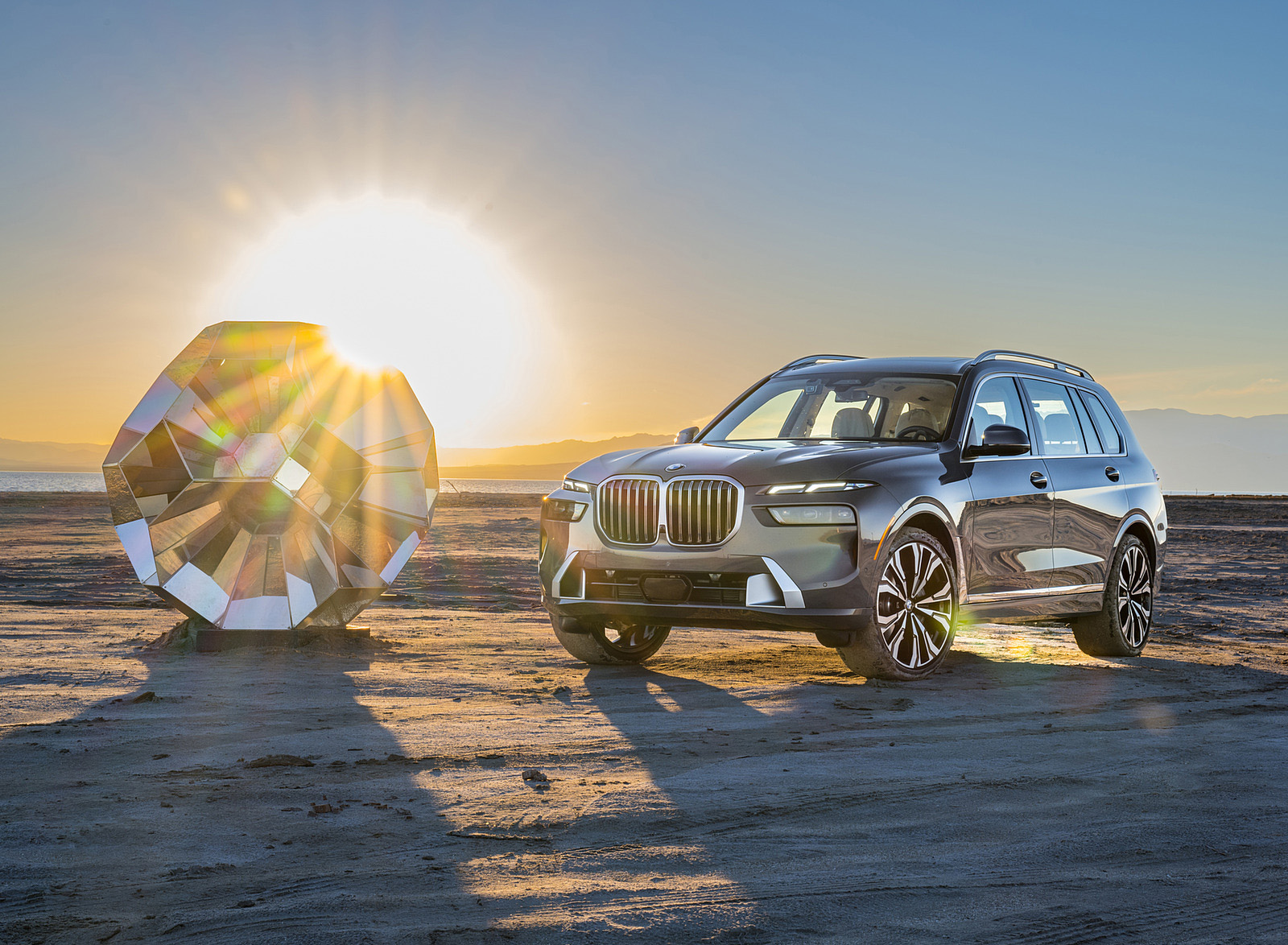 2023 BMW X7 xDrive 40i (Color: Sparkling Copper Grey; US-Spec) Front Three-Quarter Wallpapers #160 of 239