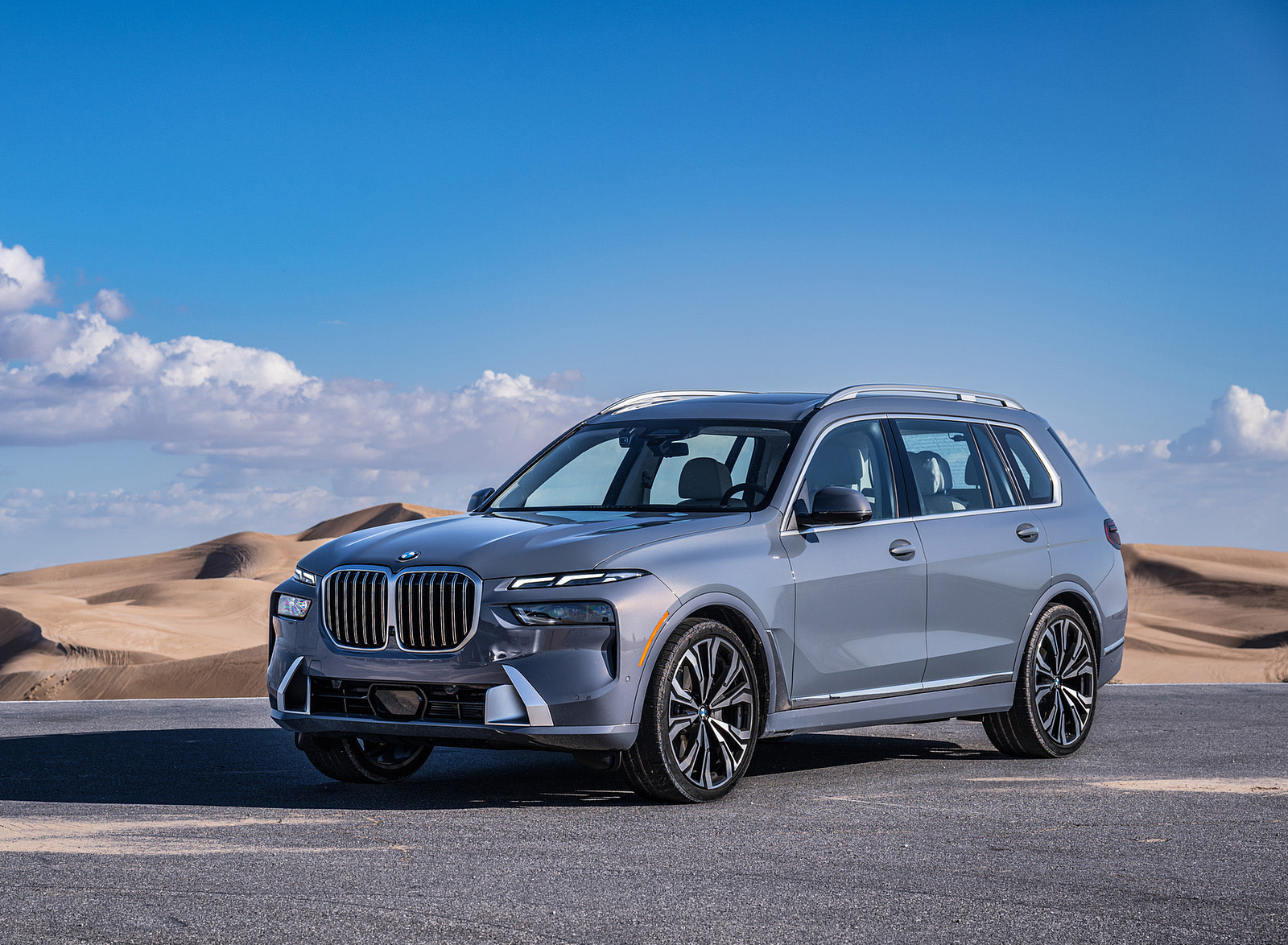 2023 BMW X7 xDrive 40i (Color: Sparkling Copper Grey; US-Spec) Front Three-Quarter Wallpapers #143 of 239