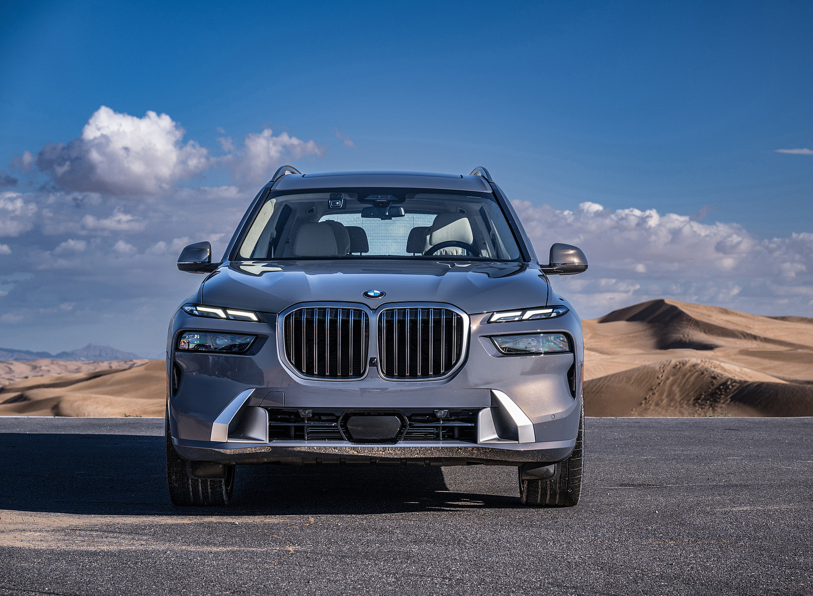 2023 BMW X7 xDrive 40i (Color: Sparkling Copper Grey; US-Spec) Front Wallpapers #146 of 239
