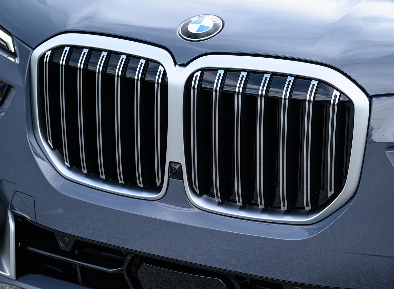 2023 BMW X7 xDrive 40i (Color: Sparkling Copper Grey; US-Spec) Grille Wallpapers #187 of 239
