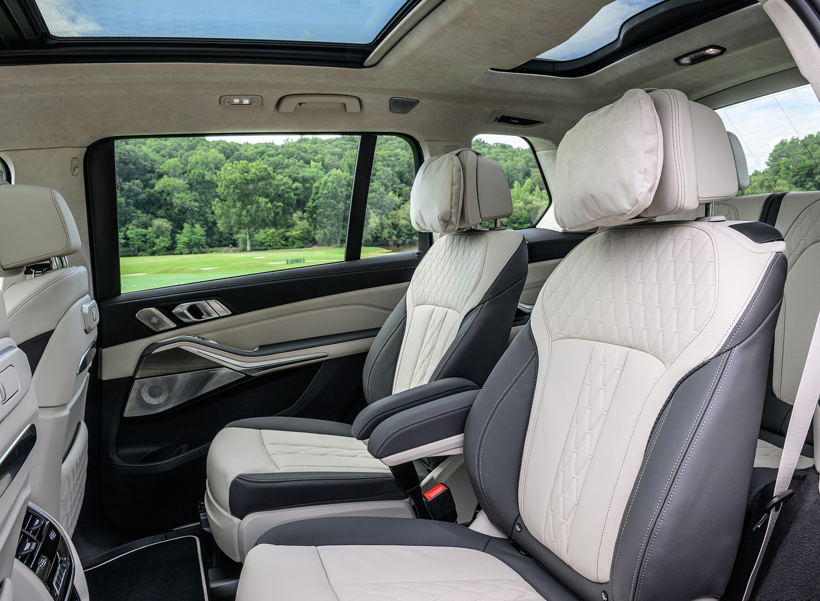 2023 BMW X7 xDrive 40i (Color: Sparkling Copper Grey; US-Spec) Interior Rear Seats Wallpapers #206 of 239