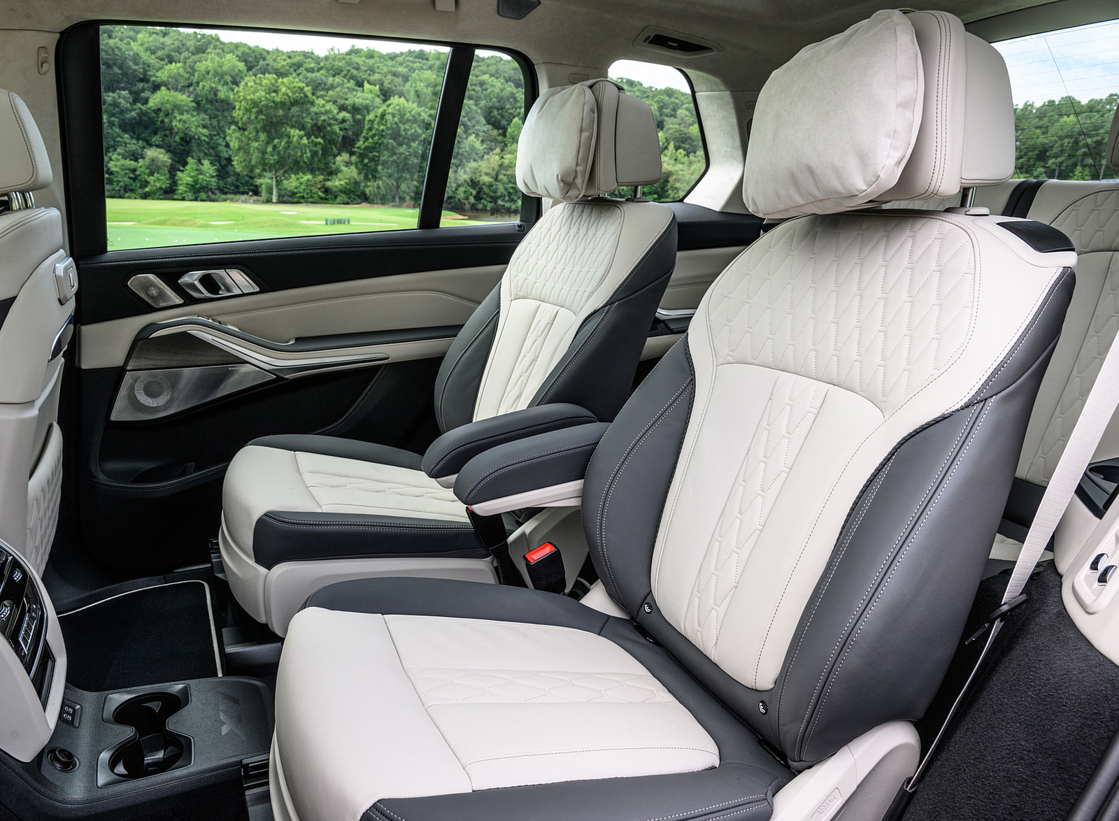 2023 BMW X7 xDrive 40i (Color: Sparkling Copper Grey; US-Spec) Interior Rear Seats Wallpapers #207 of 239