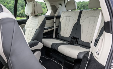 2023 BMW X7 xDrive 40i (Color: Sparkling Copper Grey; US-Spec) Interior Third Row Seats Wallpapers 450x275 (208)