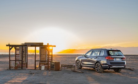 2023 BMW X7 xDrive 40i (Color: Sparkling Copper Grey; US-Spec) Rear Three-Quarter Wallpapers 450x275 (161)