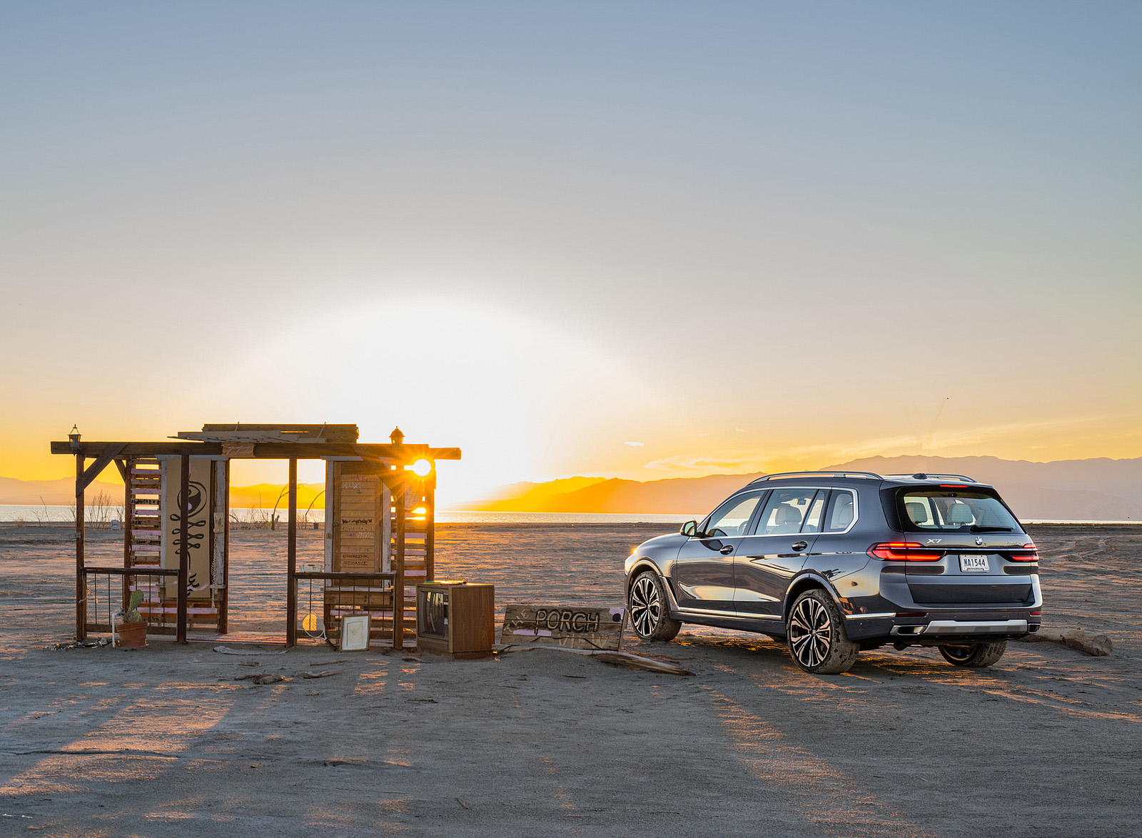 2023 BMW X7 xDrive 40i (Color: Sparkling Copper Grey; US-Spec) Rear Three-Quarter Wallpapers #161 of 239