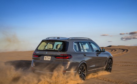 2023 BMW X7 xDrive 40i (Color: Sparkling Copper Grey; US-Spec) Rear Three-Quarter Wallpapers 450x275 (142)