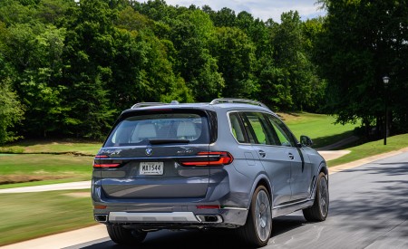 2023 BMW X7 xDrive 40i (Color: Sparkling Copper Grey; US-Spec) Rear Three-Quarter Wallpapers 450x275 (115)