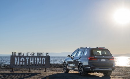 2023 BMW X7 xDrive 40i (Color: Sparkling Copper Grey; US-Spec) Rear Three-Quarter Wallpapers 450x275 (162)