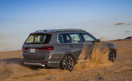 2023 BMW X7 xDrive 40i (Color: Sparkling Copper Grey; US-Spec) Rear Three-Quarter Wallpapers 450x275 (141)