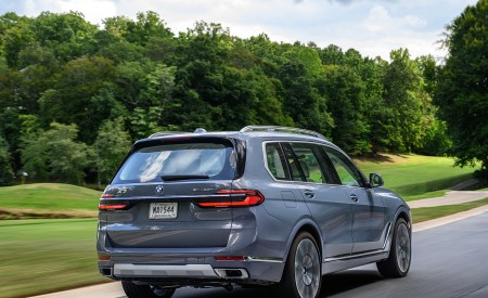 2023 BMW X7 xDrive 40i (Color: Sparkling Copper Grey; US-Spec) Rear Three-Quarter Wallpapers 450x275 (116)