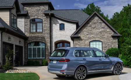 2023 BMW X7 xDrive 40i (Color: Sparkling Copper Grey; US-Spec) Rear Three-Quarter Wallpapers 450x275 (186)