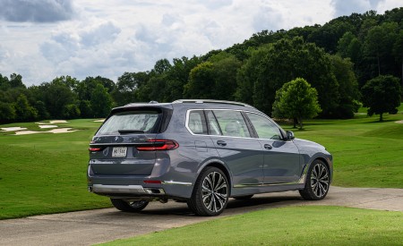 2023 BMW X7 xDrive 40i (Color: Sparkling Copper Grey; US-Spec) Rear Three-Quarter Wallpapers 450x275 (179)