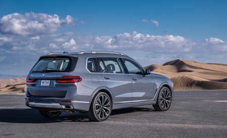 2023 BMW X7 xDrive 40i (Color: Sparkling Copper Grey; US-Spec) Rear Three-Quarter Wallpapers 450x275 (147)