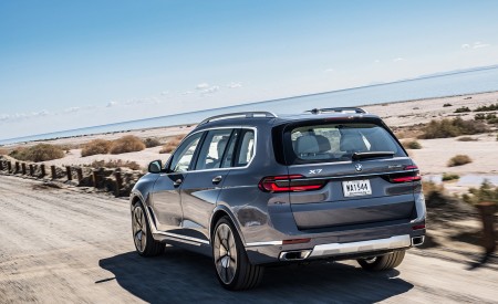 2023 BMW X7 xDrive 40i (Color: Sparkling Copper Grey; US-Spec) Rear Three-Quarter Wallpapers 450x275 (133)