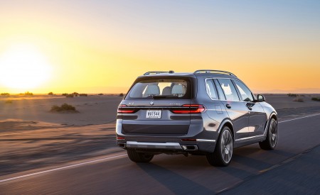 2023 BMW X7 xDrive 40i (Color: Sparkling Copper Grey; US-Spec) Rear Three-Quarter Wallpapers 450x275 (123)