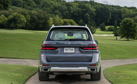 2023 BMW X7 xDrive 40i (Color: Sparkling Copper Grey; US-Spec) Rear Wallpapers 450x275 (180)