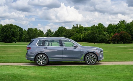 2023 BMW X7 xDrive 40i (Color: Sparkling Copper Grey; US-Spec) Side Wallpapers 450x275 (181)