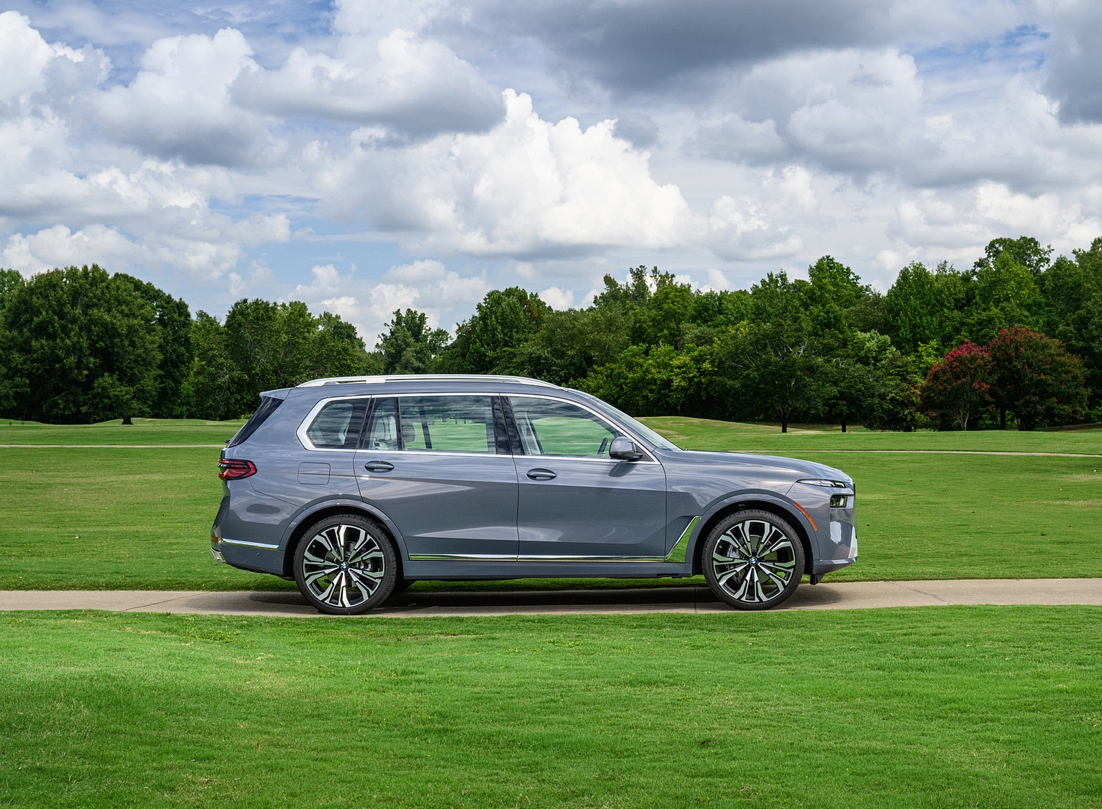 2023 BMW X7 xDrive 40i (Color: Sparkling Copper Grey; US-Spec) Side Wallpapers #181 of 239