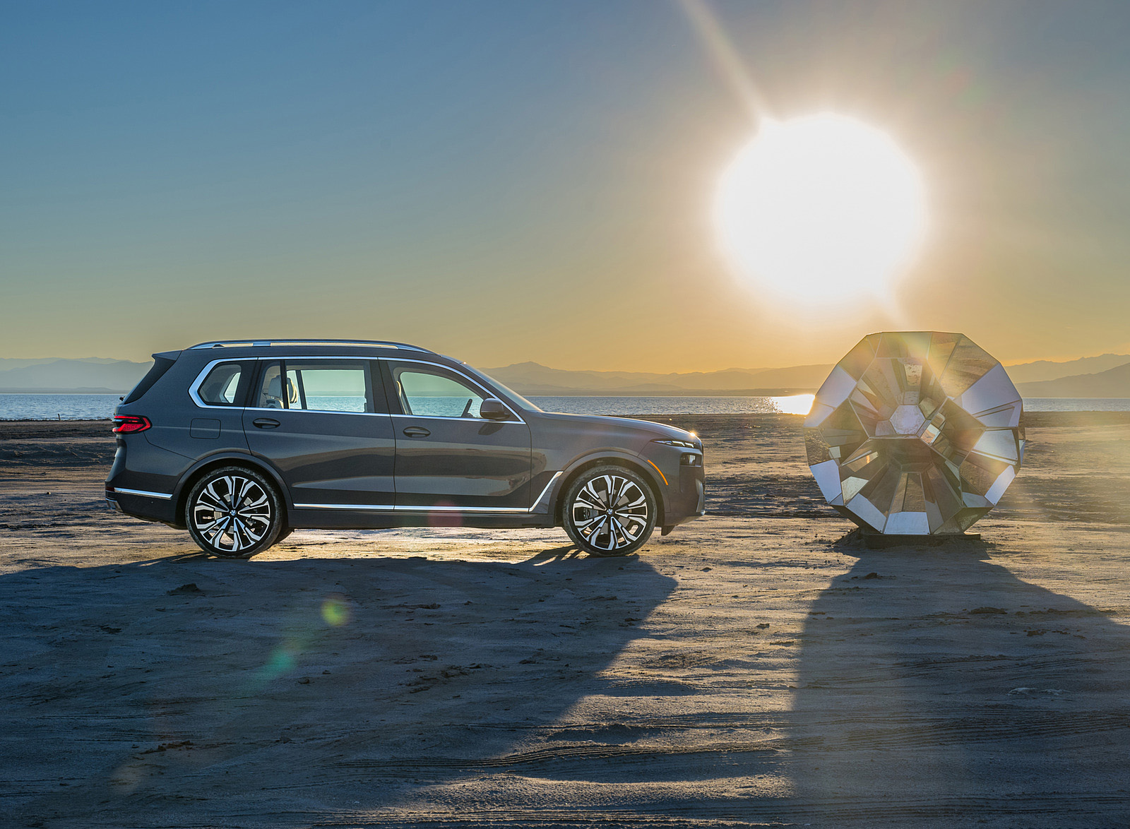 2023 BMW X7 xDrive 40i (Color: Sparkling Copper Grey; US-Spec) Side Wallpapers #172 of 239