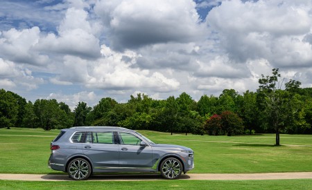 2023 BMW X7 xDrive 40i (Color: Sparkling Copper Grey; US-Spec) Side Wallpapers 450x275 (182)