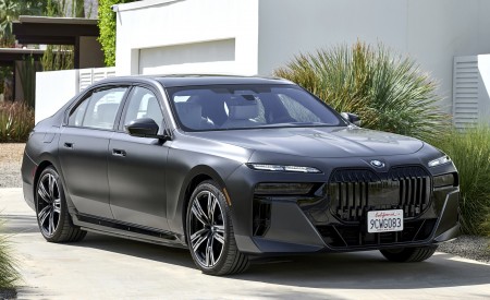 2023 BMW i7 xDrive60 (Color: Frozen Deep Grey; US-Spec) Front Three-Quarter Wallpapers 450x275 (33)