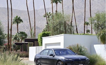 2023 BMW i7 xDrive60 (Color: Frozen Deep Grey; US-Spec) Front Three-Quarter Wallpapers 450x275 (29)