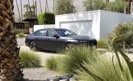 2023 BMW i7 xDrive60 (Color: Frozen Deep Grey; US-Spec) Front Three-Quarter Wallpapers 450x275 (30)
