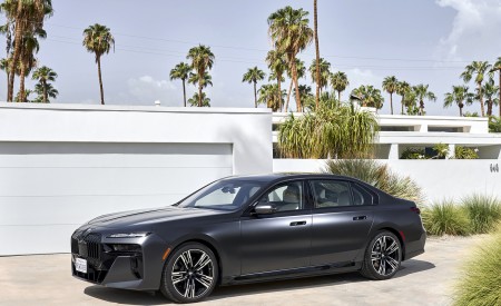 2023 BMW i7 xDrive60 (Color: Frozen Deep Grey; US-Spec) Front Three-Quarter Wallpapers 450x275 (36)