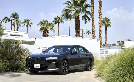 2023 BMW i7 xDrive60 (Color: Frozen Deep Grey; US-Spec) Front Three-Quarter Wallpapers 450x275 (37)