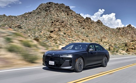 2023 BMW i7 xDrive60 (Color: Frozen Deep Grey; US-Spec) Front Three-Quarter Wallpapers 450x275 (3)