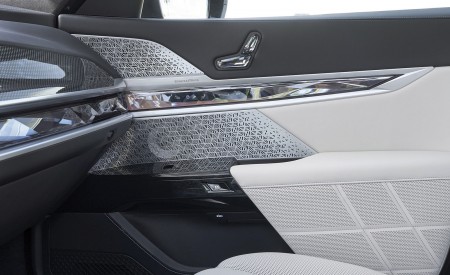 2023 BMW i7 xDrive60 (Color: Frozen Deep Grey; US-Spec) Interior Detail Wallpapers 450x275 (55)