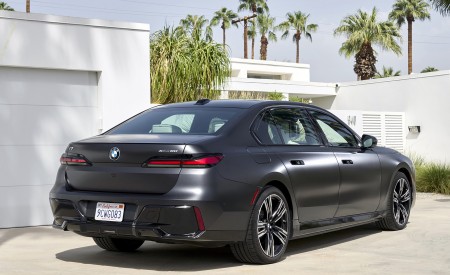 2023 BMW i7 xDrive60 (Color: Frozen Deep Grey; US-Spec) Rear Three-Quarter Wallpapers 450x275 (40)