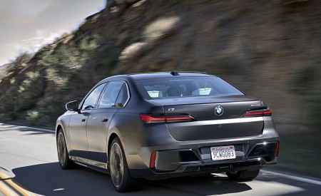 2023 BMW i7 xDrive60 (Color: Frozen Deep Grey; US-Spec) Rear Three-Quarter Wallpapers 450x275 (17)