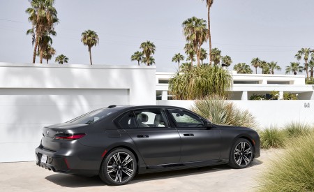 2023 BMW i7 xDrive60 (Color: Frozen Deep Grey; US-Spec) Rear Three-Quarter Wallpapers 450x275 (41)