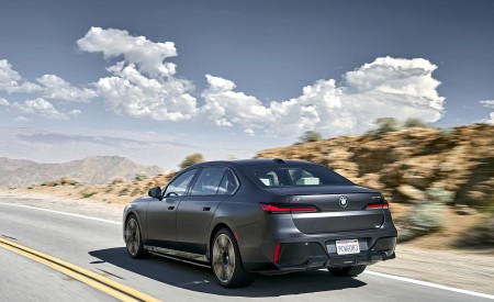 2023 BMW i7 xDrive60 (Color: Frozen Deep Grey; US-Spec) Rear Three-Quarter Wallpapers 450x275 (12)