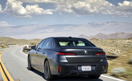 2023 BMW i7 xDrive60 (Color: Frozen Deep Grey; US-Spec) Rear Three-Quarter Wallpapers 450x275 (13)