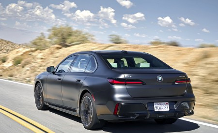 2023 BMW i7 xDrive60 (Color: Frozen Deep Grey; US-Spec) Rear Three-Quarter Wallpapers 450x275 (14)