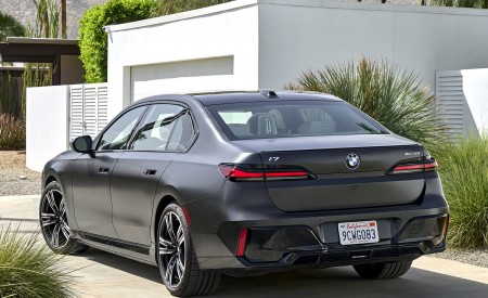 2023 BMW i7 xDrive60 (Color: Frozen Deep Grey; US-Spec) Rear Three-Quarter Wallpapers 450x275 (38)