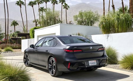 2023 BMW i7 xDrive60 (Color: Frozen Deep Grey; US-Spec) Rear Three-Quarter Wallpapers 450x275 (32)