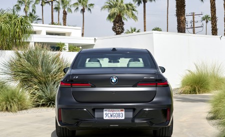 2023 BMW i7 xDrive60 (Color: Frozen Deep Grey; US-Spec) Rear Wallpapers 450x275 (42)