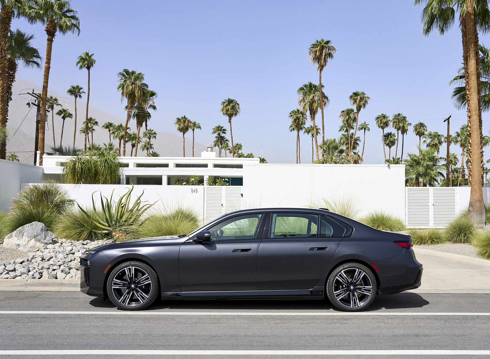 2023 BMW i7 xDrive60 (Color: Frozen Deep Grey; US-Spec) Side Wallpapers #25 of 155
