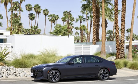 2023 BMW i7 xDrive60 (Color: Frozen Deep Grey; US-Spec) Side Wallpapers 450x275 (24)