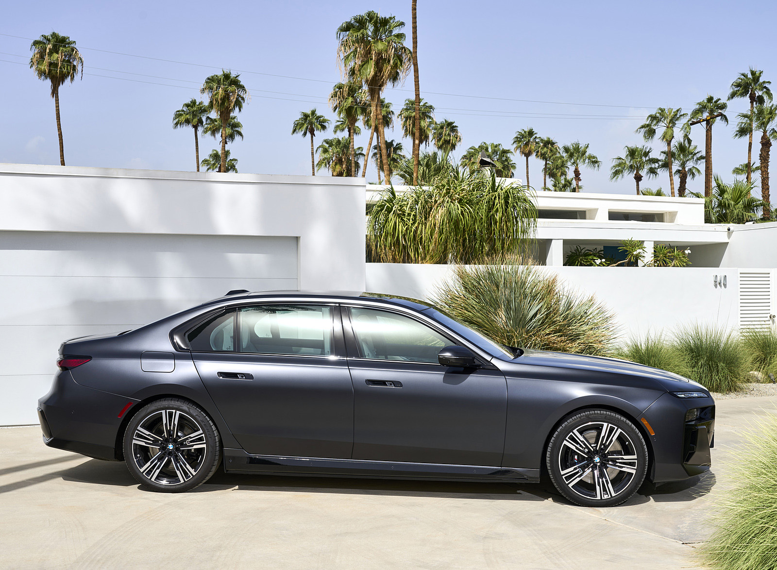 2023 BMW i7 xDrive60 (Color: Frozen Deep Grey; US-Spec) Side Wallpapers #43 of 155