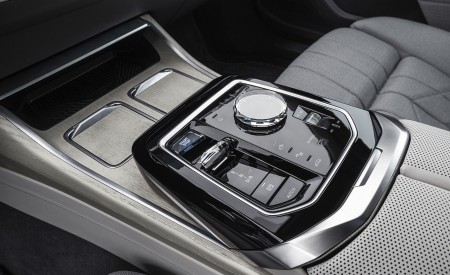 2023 BMW i7 xDrive60 (Color: Oxid Grey Metallic; US-Spec) Central Console Wallpapers 450x275 (146)