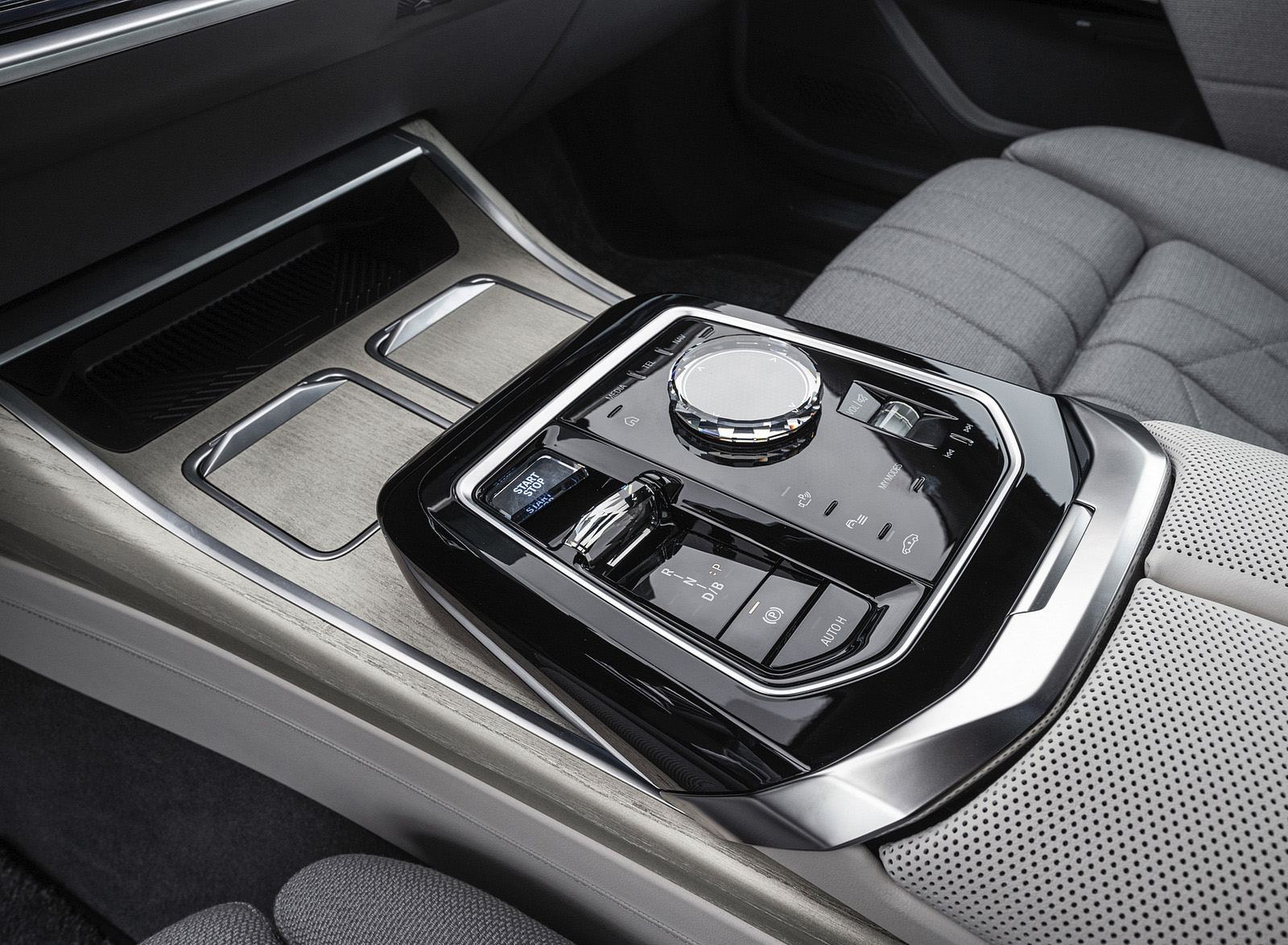 2023 BMW i7 xDrive60 (Color: Oxid Grey Metallic; US-Spec) Central Console Wallpapers #146 of 155