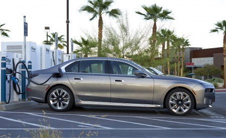 2023 BMW i7 xDrive60 (Color: Oxid Grey Metallic; US-Spec) Charging Wallpapers 450x275 (115)