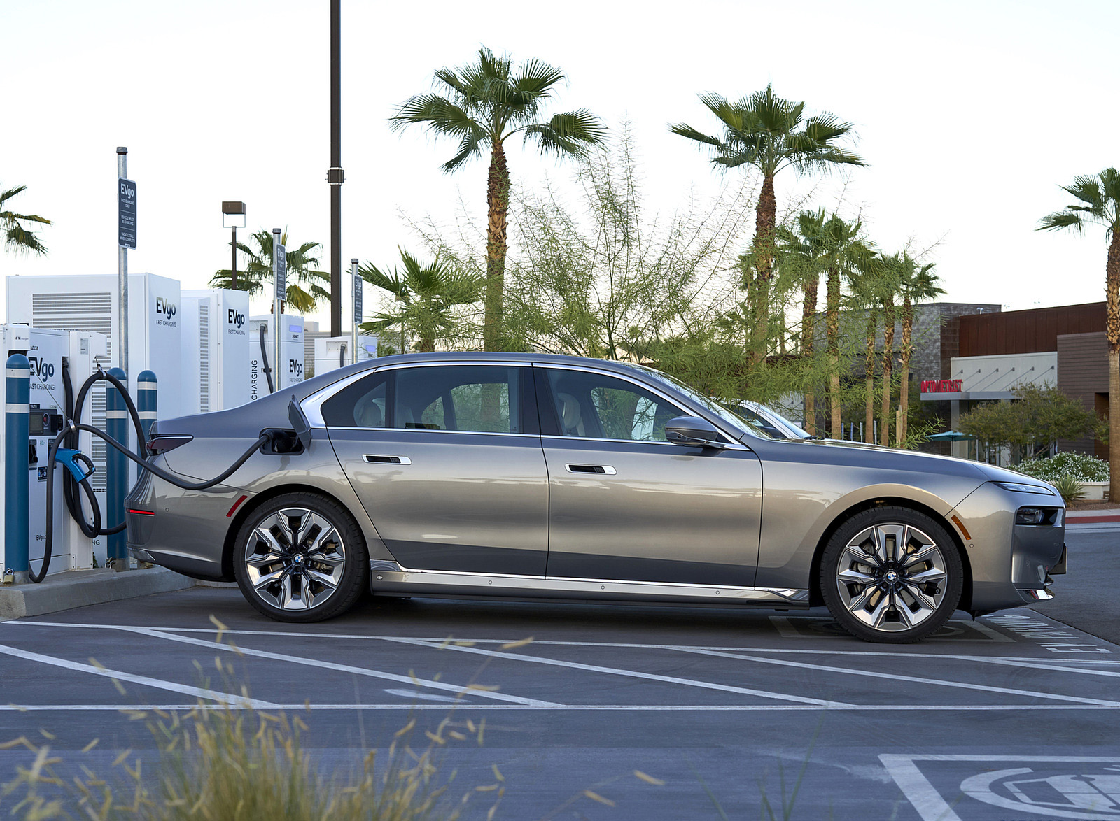 2023 BMW i7 xDrive60 (Color: Oxid Grey Metallic; US-Spec) Charging Wallpapers #115 of 155